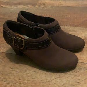 Clarks Artisan Brown Size 7.5 2in heeled Booties